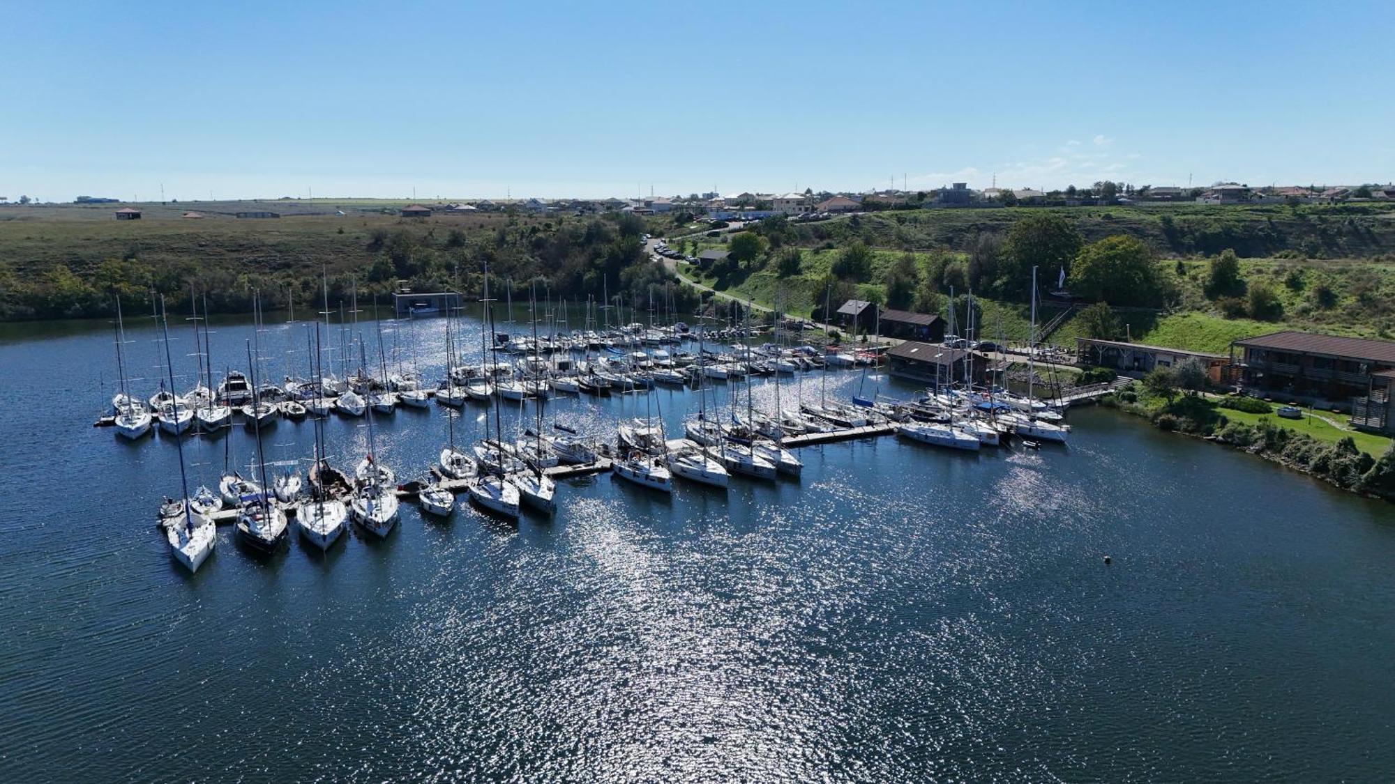 Lifeharbour Limanu Hotel Bagian luar foto