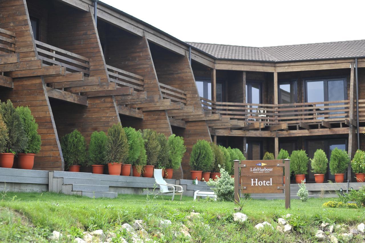 Lifeharbour Limanu Hotel Bagian luar foto