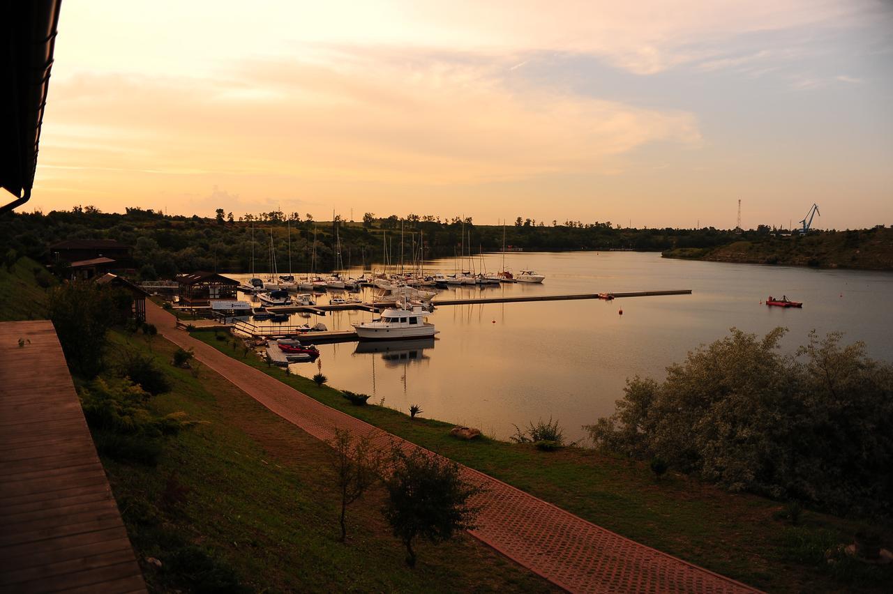 Lifeharbour Limanu Hotel Bagian luar foto